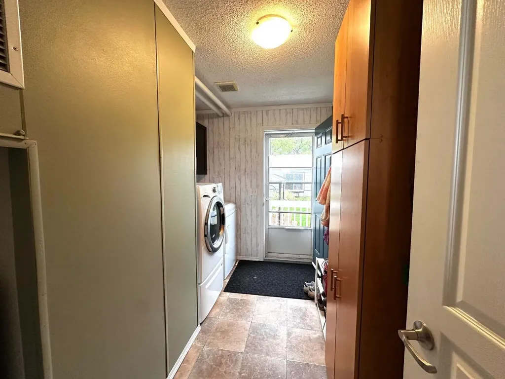 404&412 3 Avenue Bruce AB T0B0R0