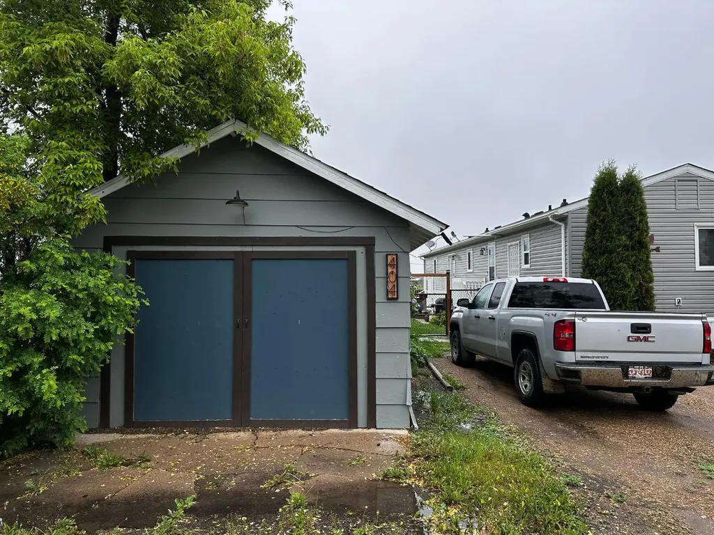 404&412 3 Avenue Bruce AB T0B0R0