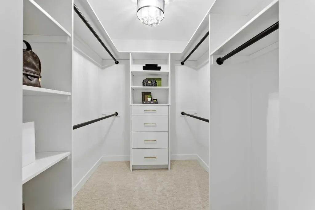 4904 Valiant Drive NW Calgary AB T3A 1X2