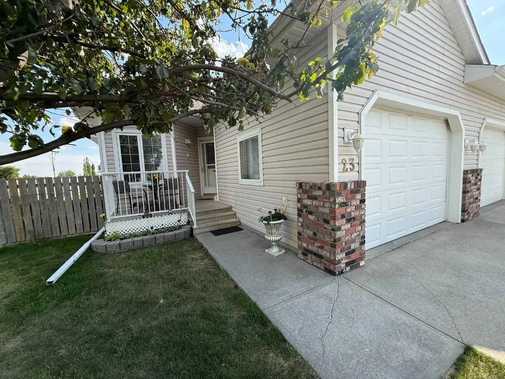 23 Skyline Crescent Crescent W Claresholm AB T0L0T0