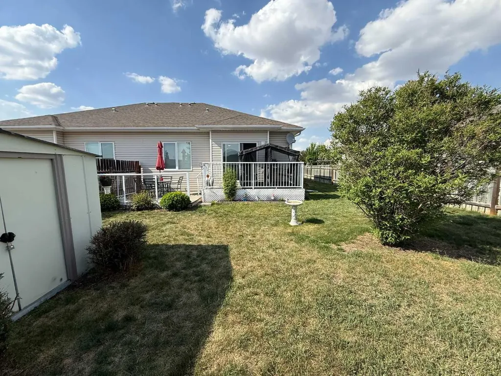 23 Skyline Crescent Crescent W Claresholm AB T0L0T0