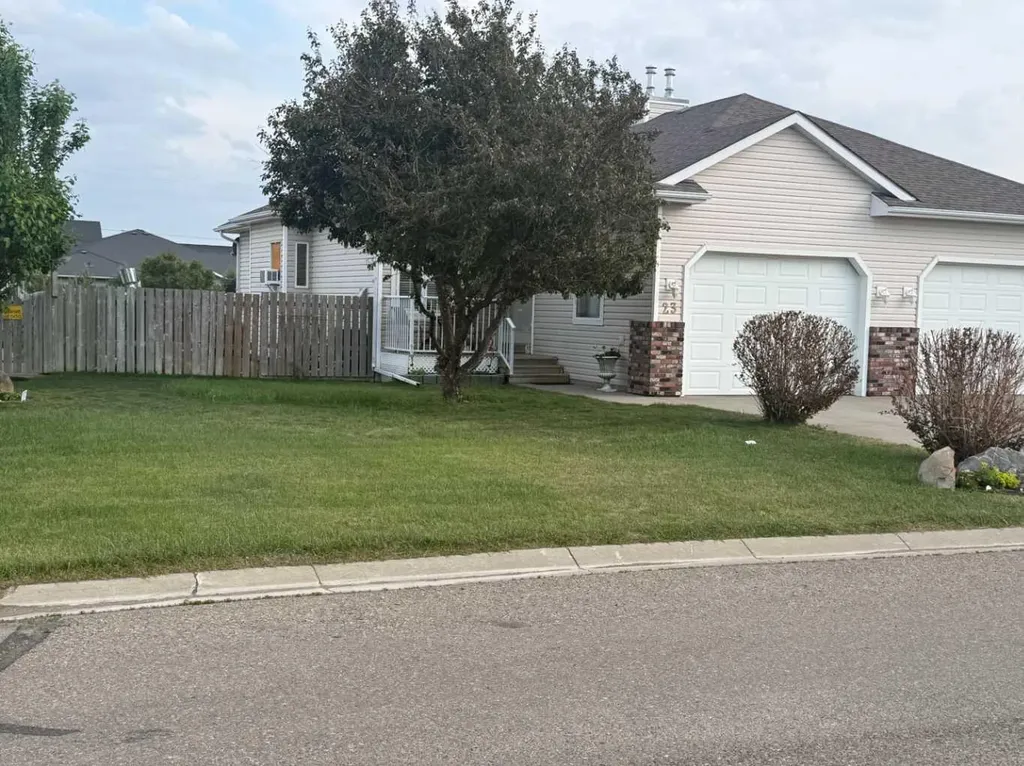 23 Skyline Crescent Crescent W Claresholm AB T0L0T0