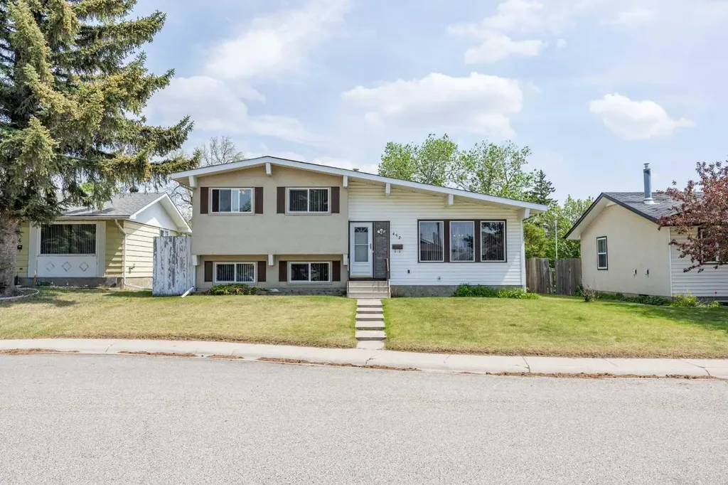 452 Manora Way NE Calgary AB T2A 4R4