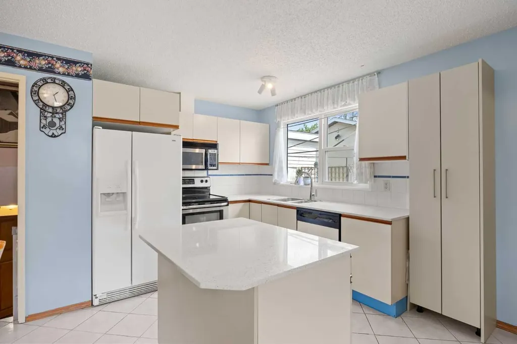452 Manora Way NE Calgary AB T2A 4R4