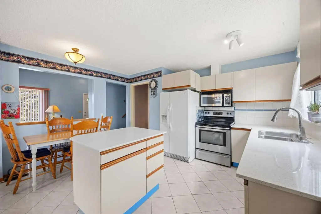 452 Manora Way NE Calgary AB T2A 4R4