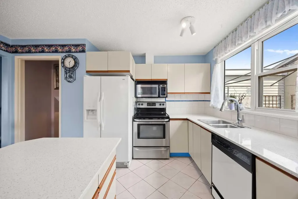 452 Manora Way NE Calgary AB T2A 4R4