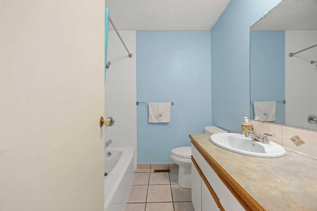 452 Manora Way NE Calgary AB T2A 4R4