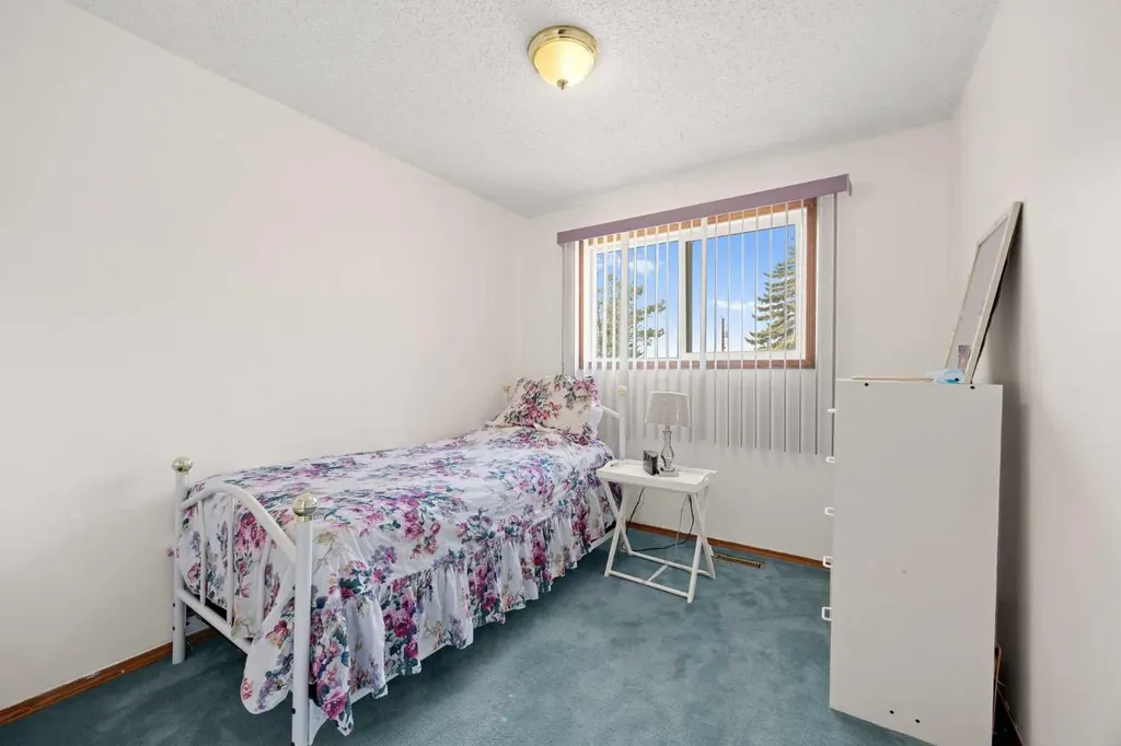 452 Manora Way NE Calgary AB T2A 4R4