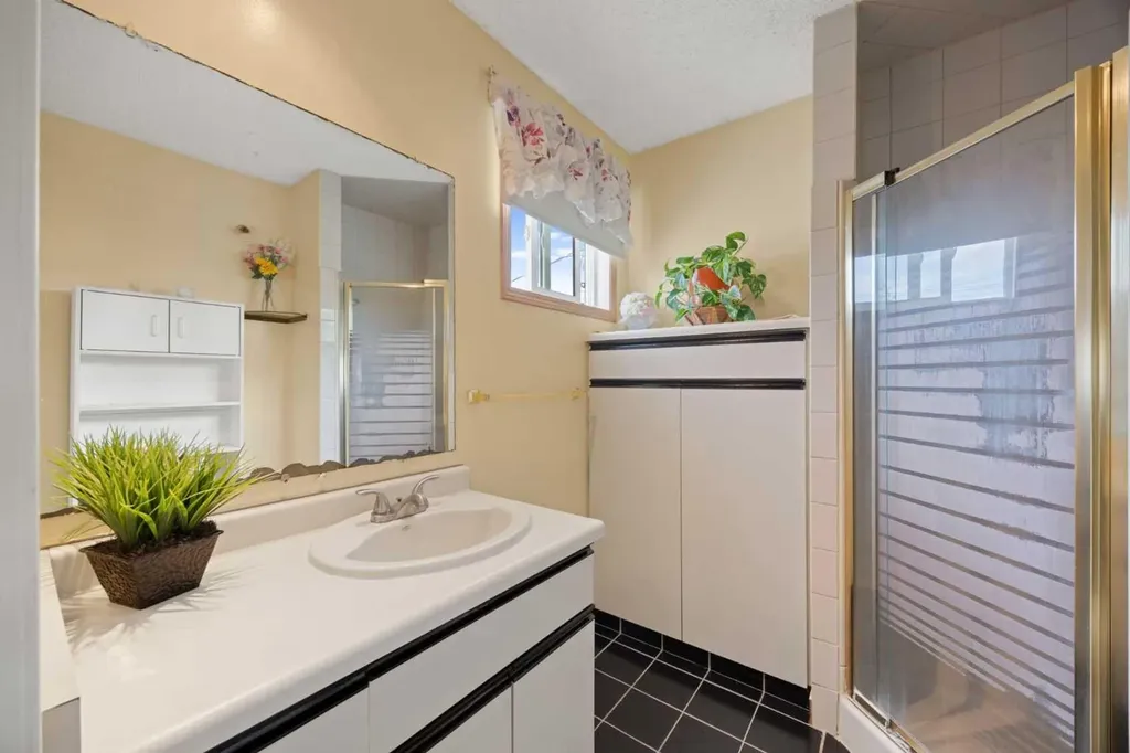 452 Manora Way NE Calgary AB T2A 4R4