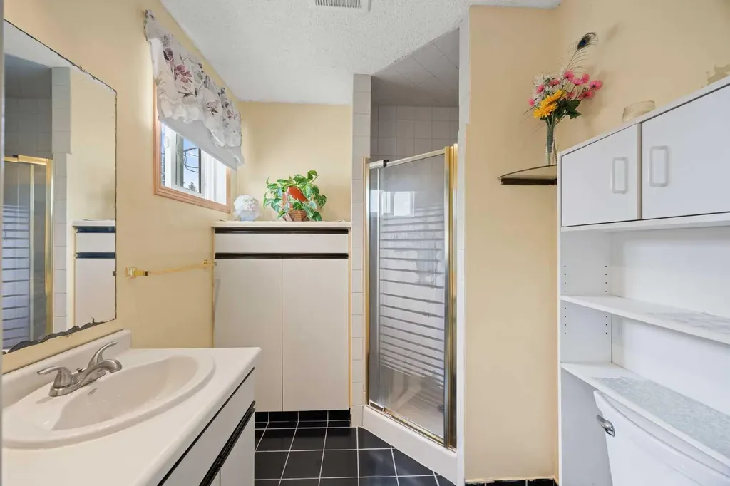 452 Manora Way NE Calgary AB T2A 4R4