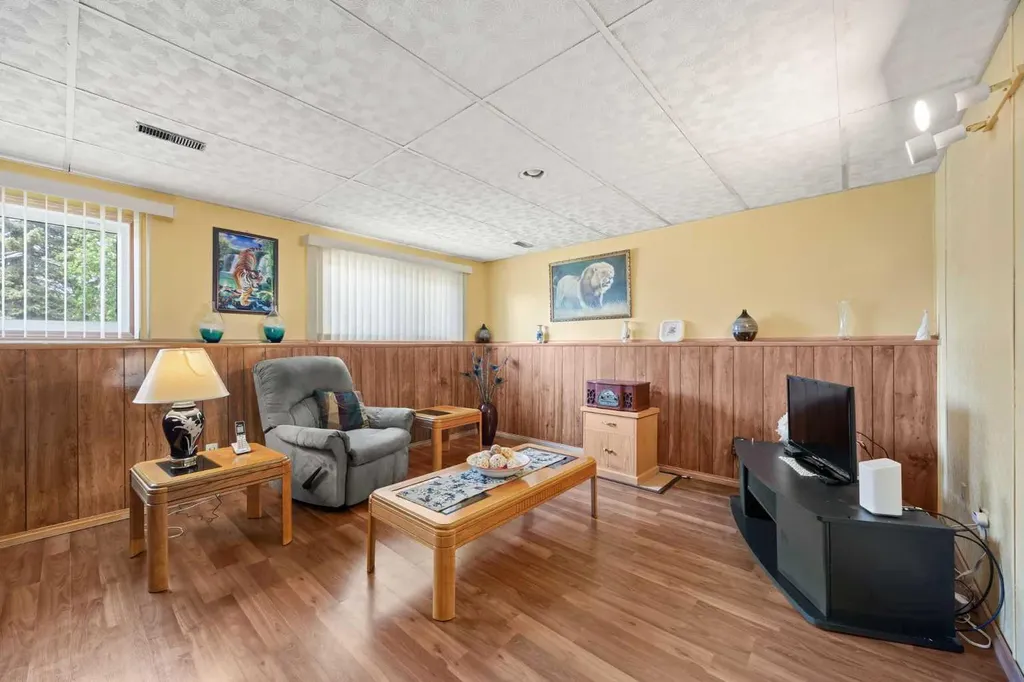 452 Manora Way NE Calgary AB T2A 4R4