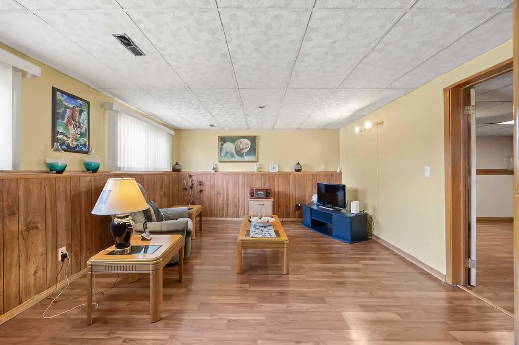 452 Manora Way NE Calgary AB T2A 4R4