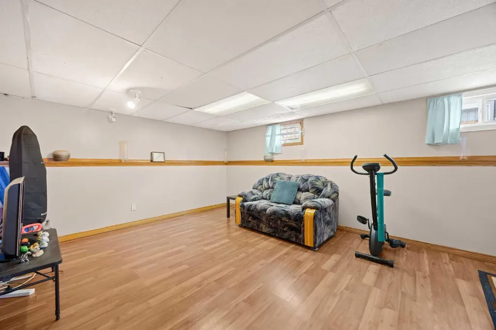 452 Manora Way NE Calgary AB T2A 4R4