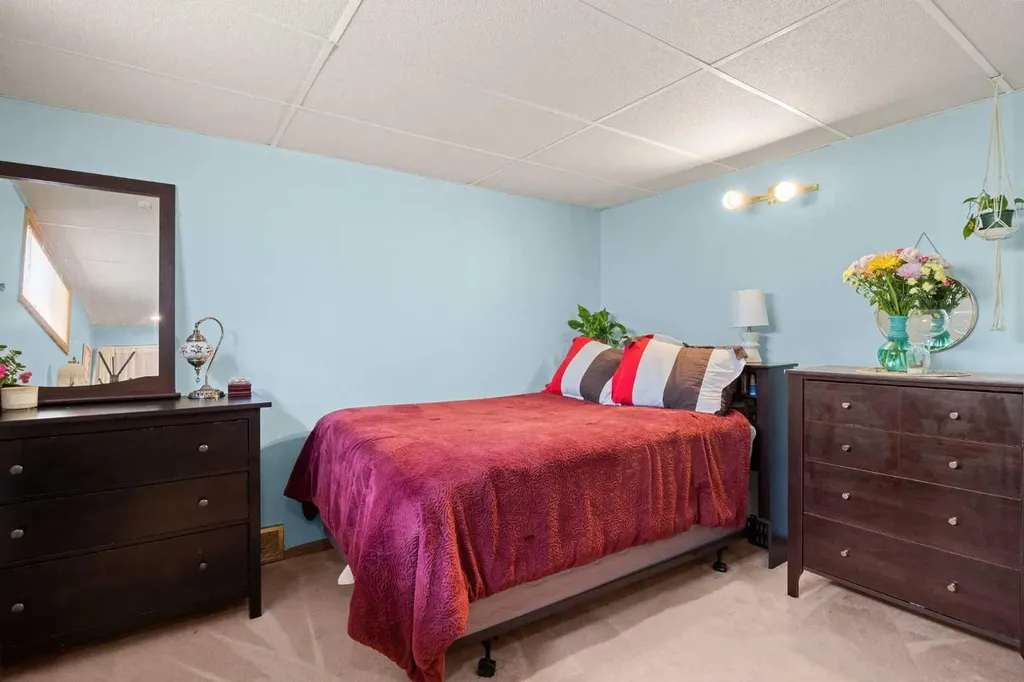 452 Manora Way NE Calgary AB T2A 4R4