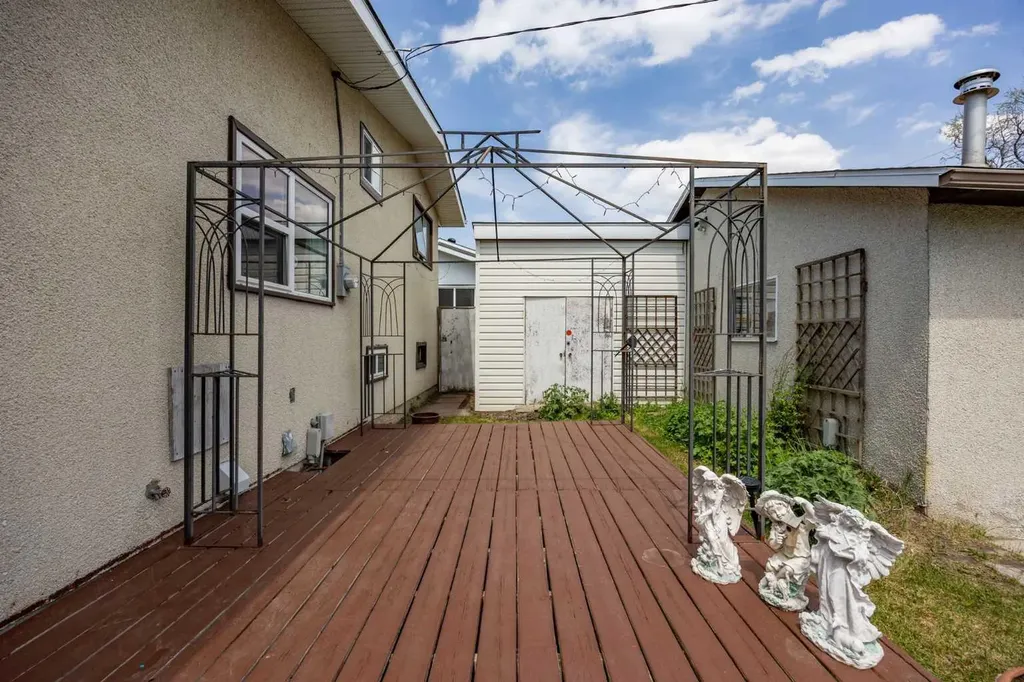 452 Manora Way NE Calgary AB T2A 4R4