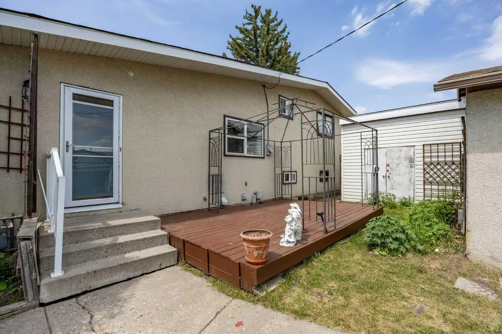 452 Manora Way NE Calgary AB T2A 4R4
