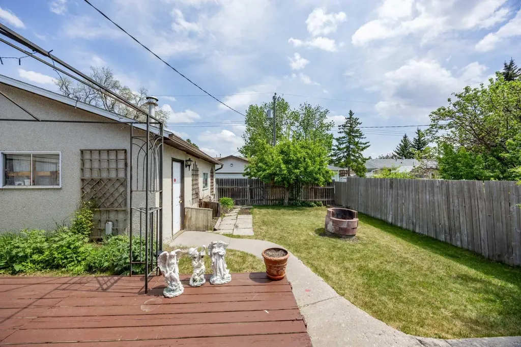 452 Manora Way NE Calgary AB T2A 4R4