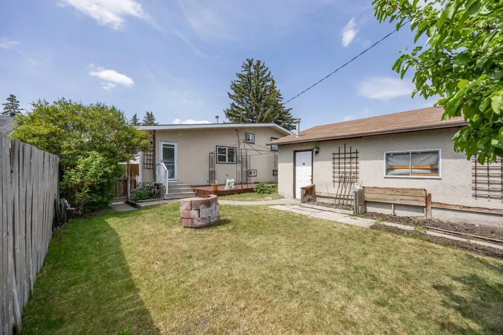 452 Manora Way NE Calgary AB T2A 4R4