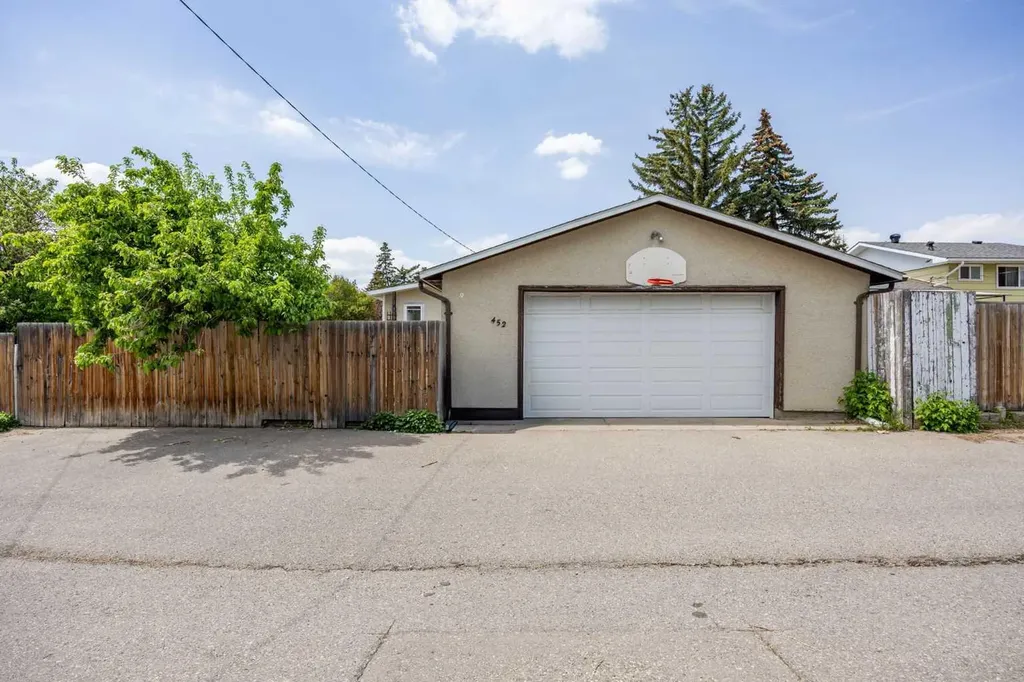 452 Manora Way NE Calgary AB T2A 4R4
