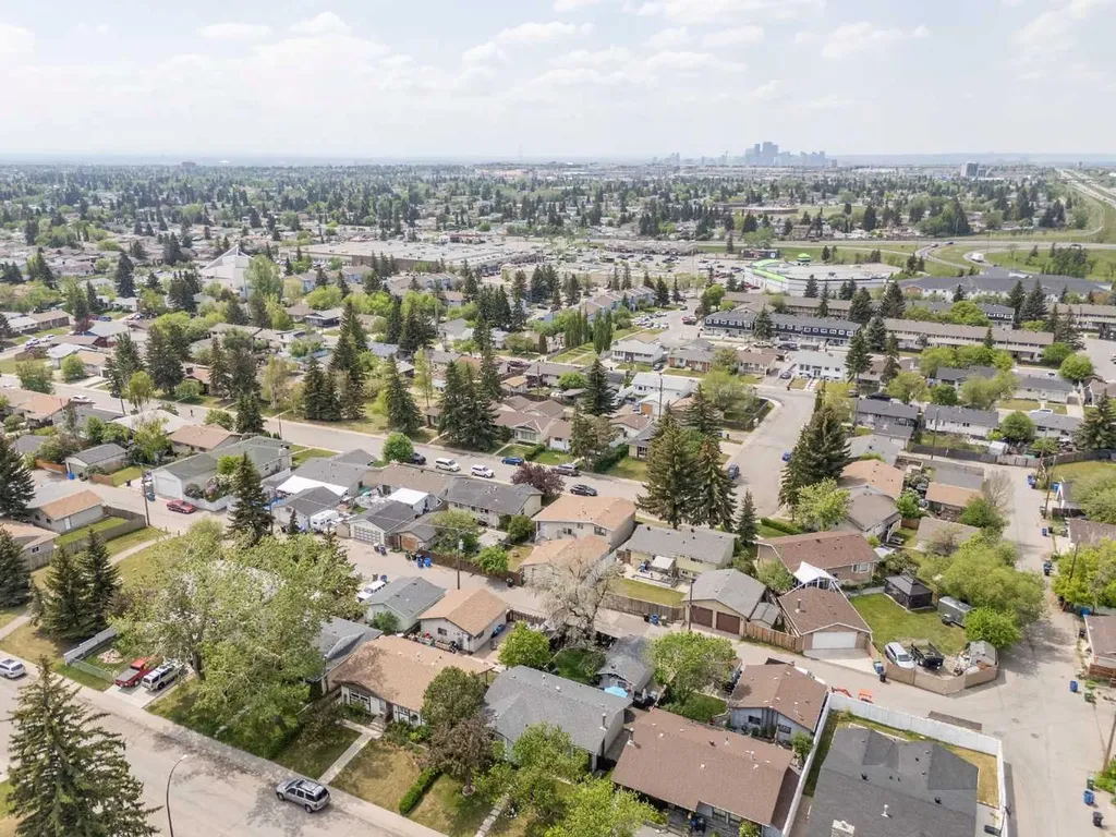 452 Manora Way NE Calgary AB T2A 4R4