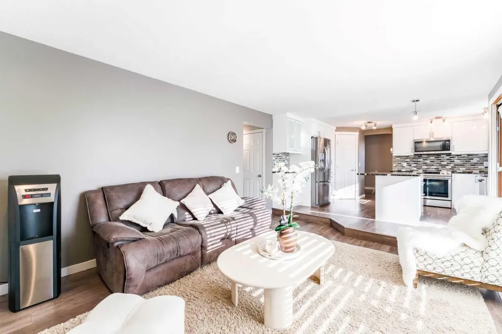 145 Hawkdale Circle NW Calgary AB T3G 2W9