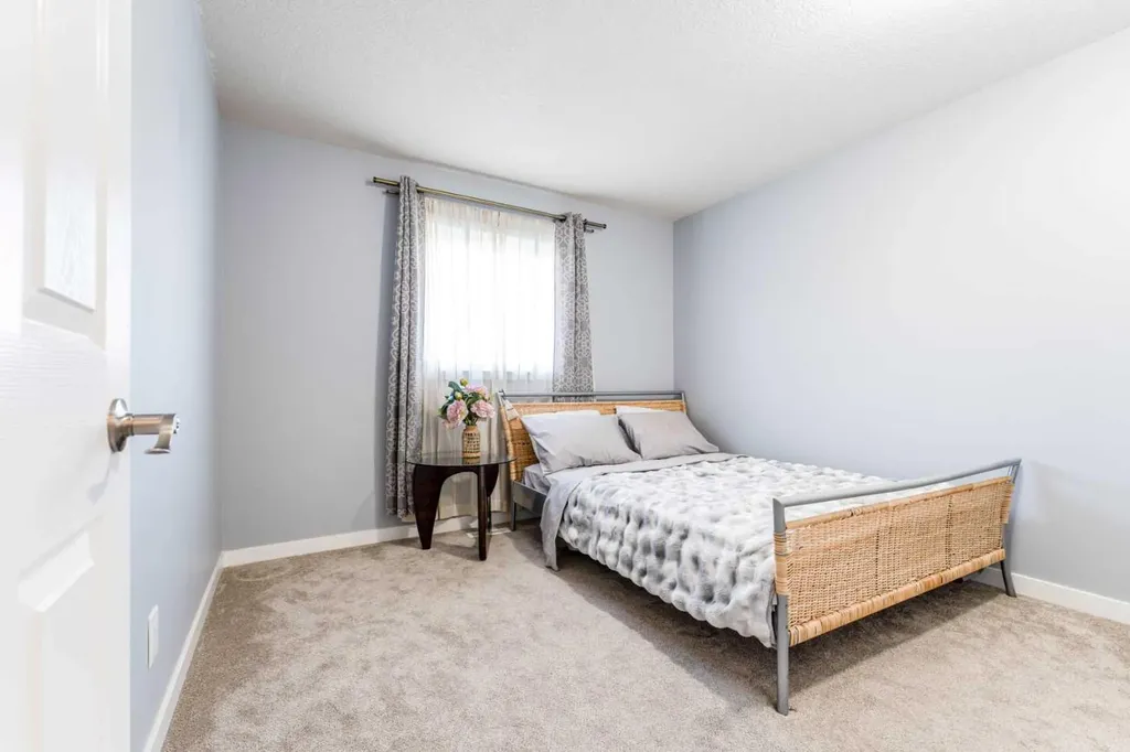 145 Hawkdale Circle NW Calgary AB T3G 2W9