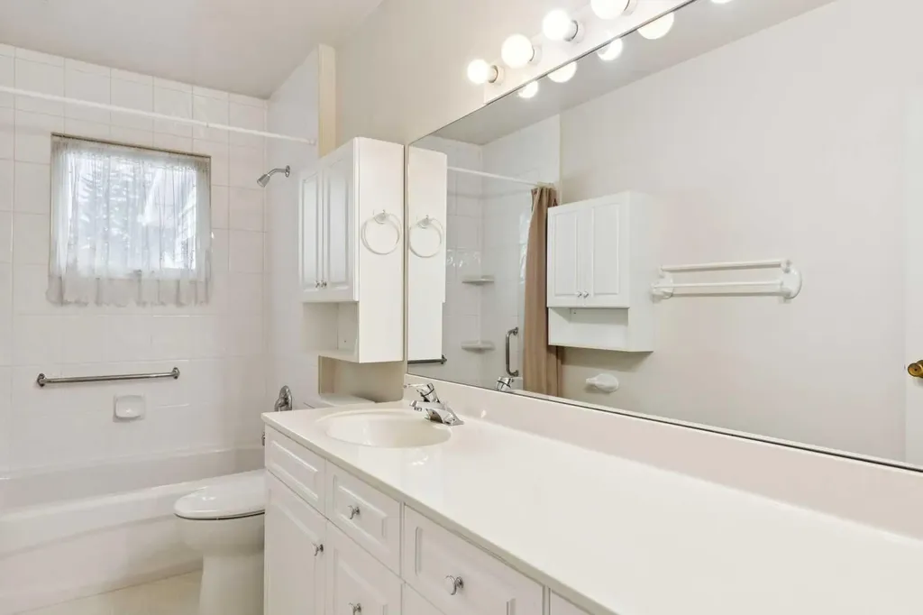 918 38 Street SE Calgary AB T2A 1G2