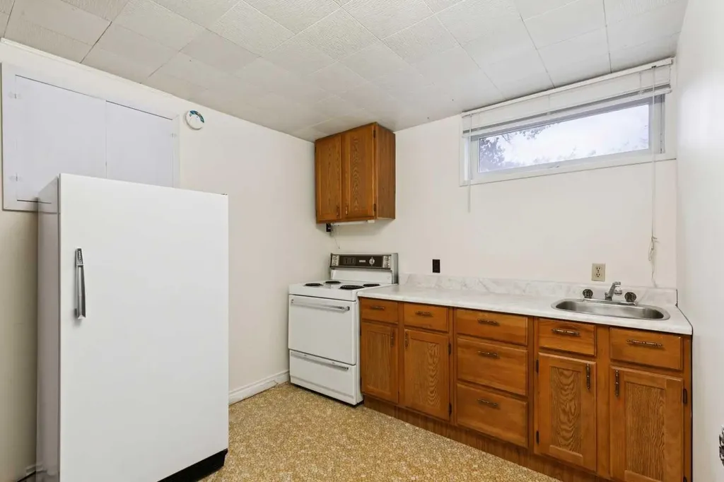 918 38 Street SE Calgary AB T2A 1G2