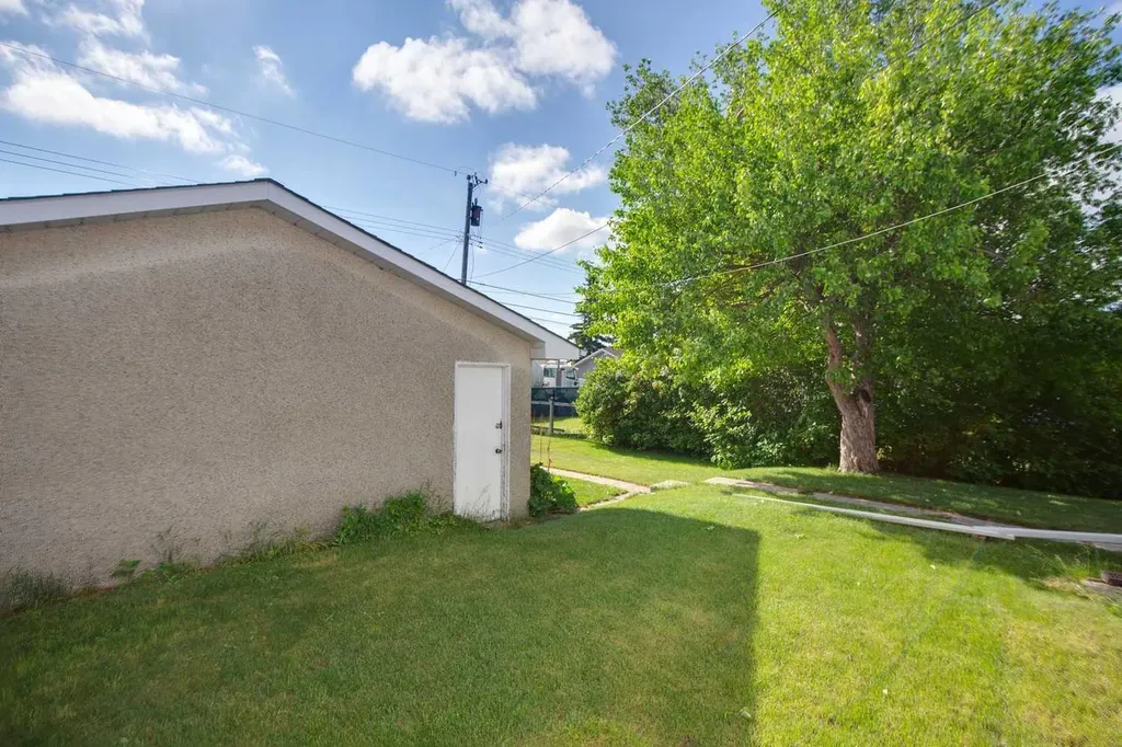 918 38 Street SE Calgary AB T2A 1G2