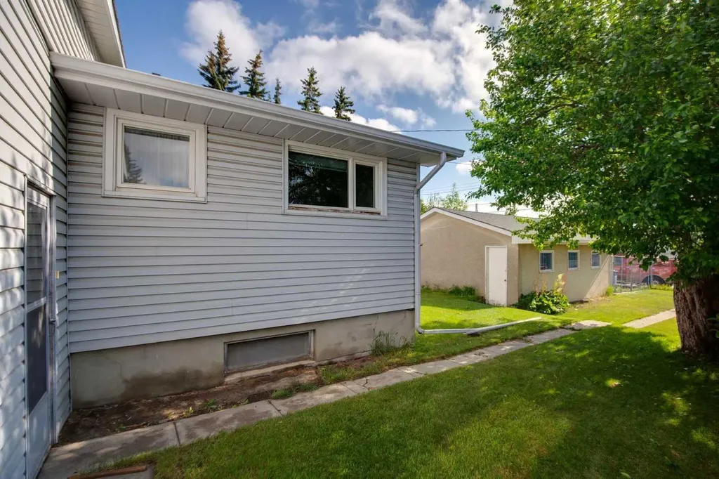 918 38 Street SE Calgary AB T2A 1G2