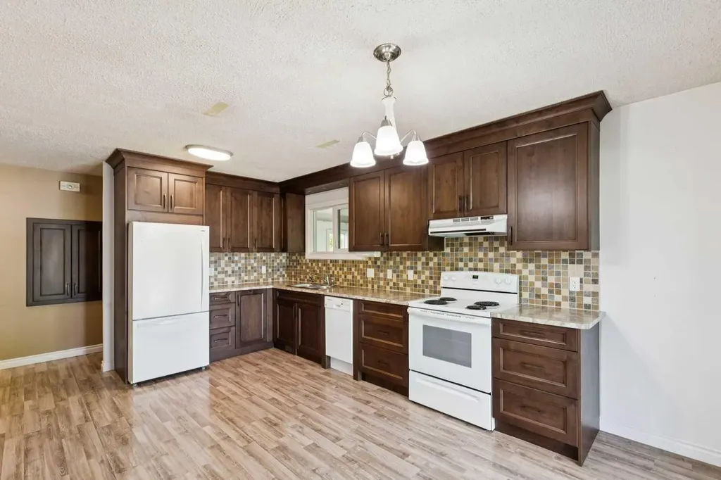 918 38 Street SE Calgary AB T2A 1G2