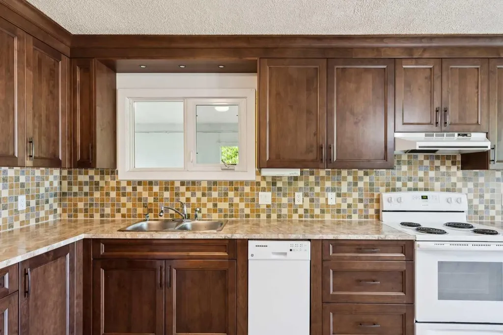 918 38 Street SE Calgary AB T2A 1G2