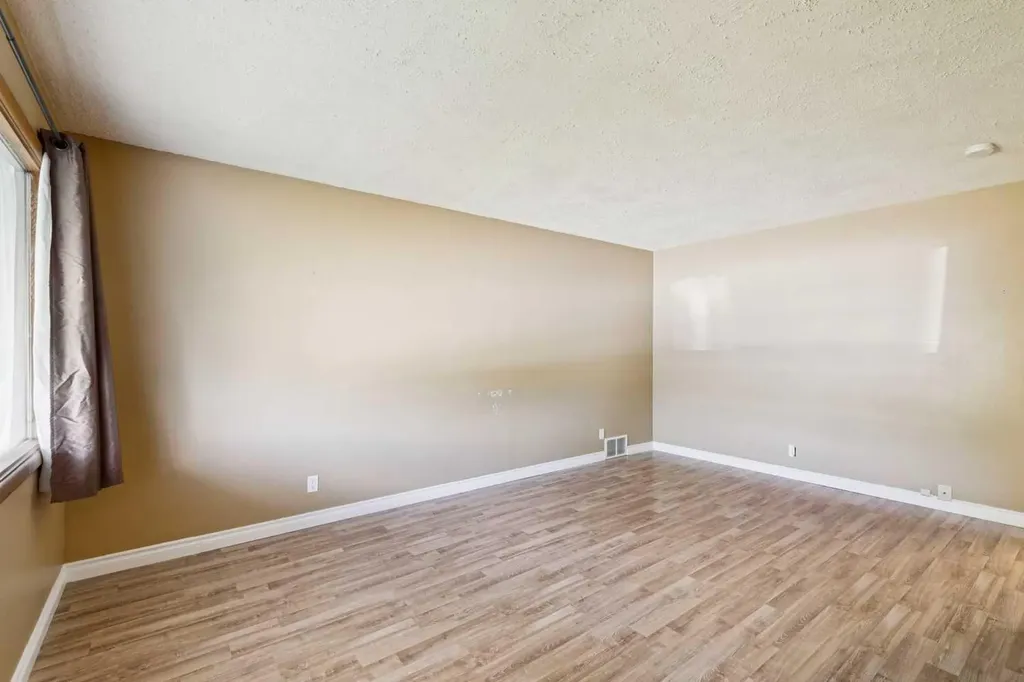 918 38 Street SE Calgary AB T2A 1G2