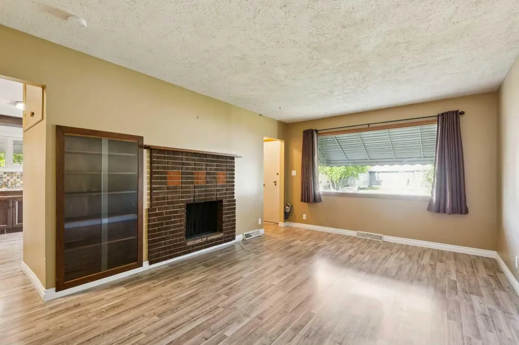 918 38 Street SE Calgary AB T2A 1G2