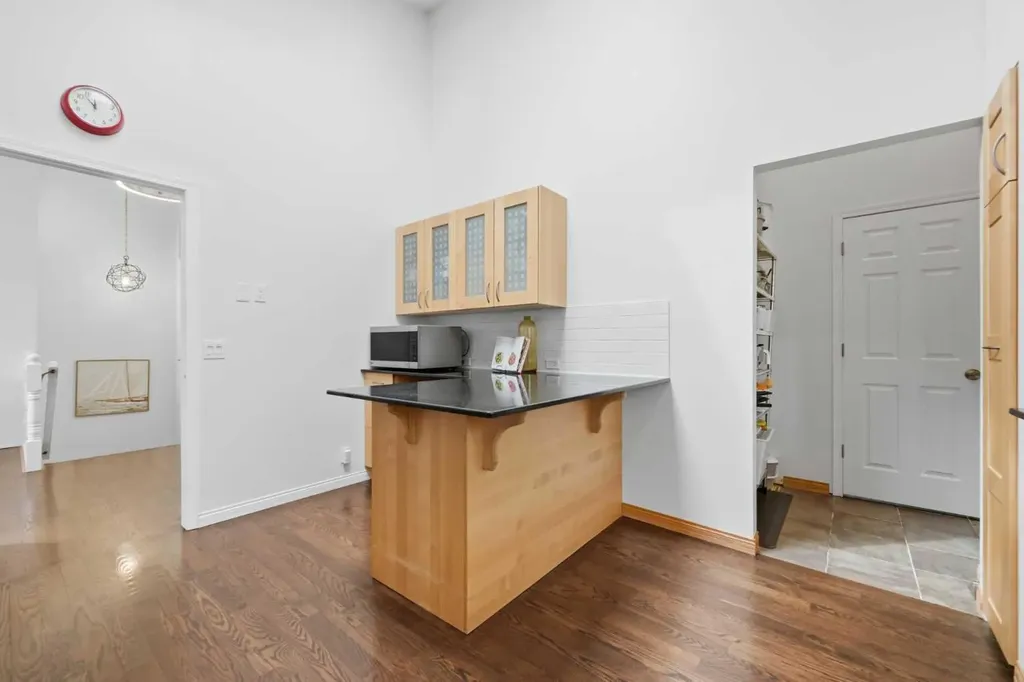 84 Coach Gate Way SW Calgary AB T3H 1Z7