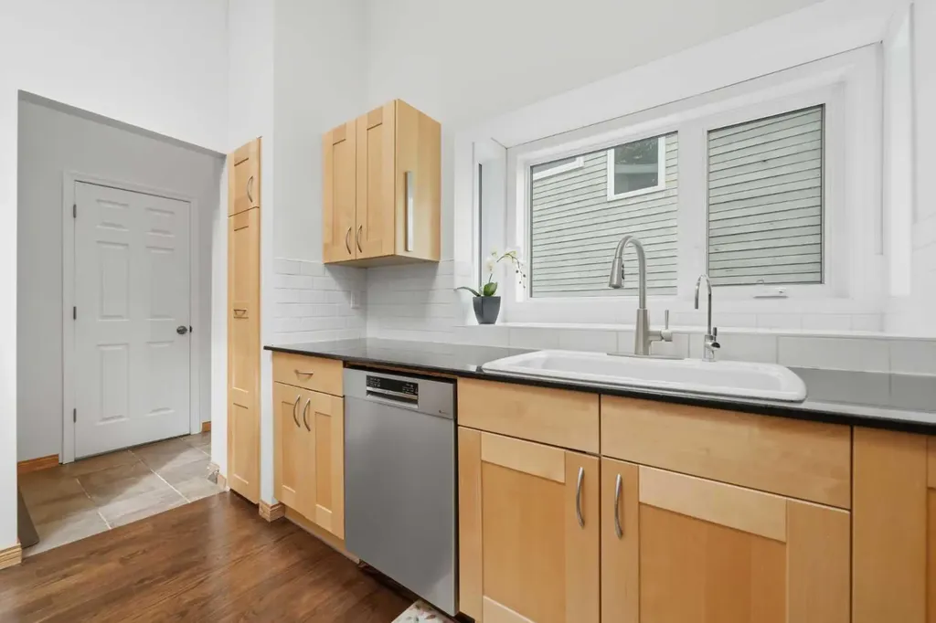 84 Coach Gate Way SW Calgary AB T3H 1Z7