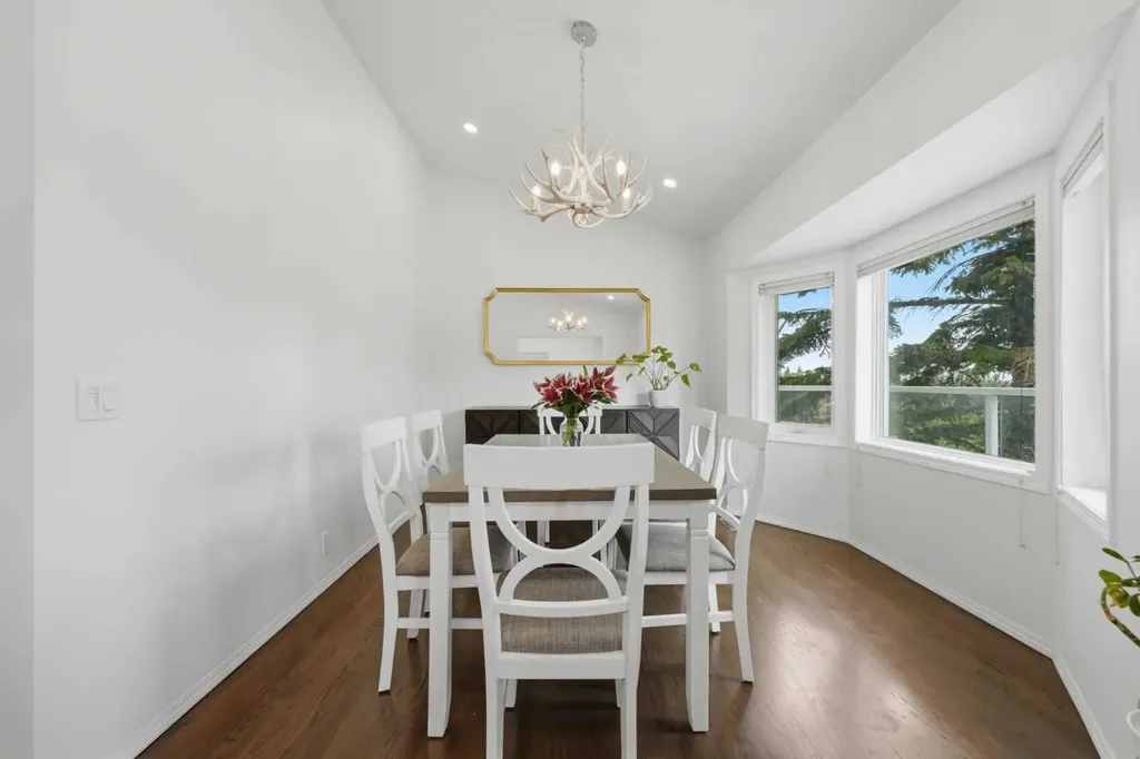 84 Coach Gate Way SW Calgary AB T3H 1Z7