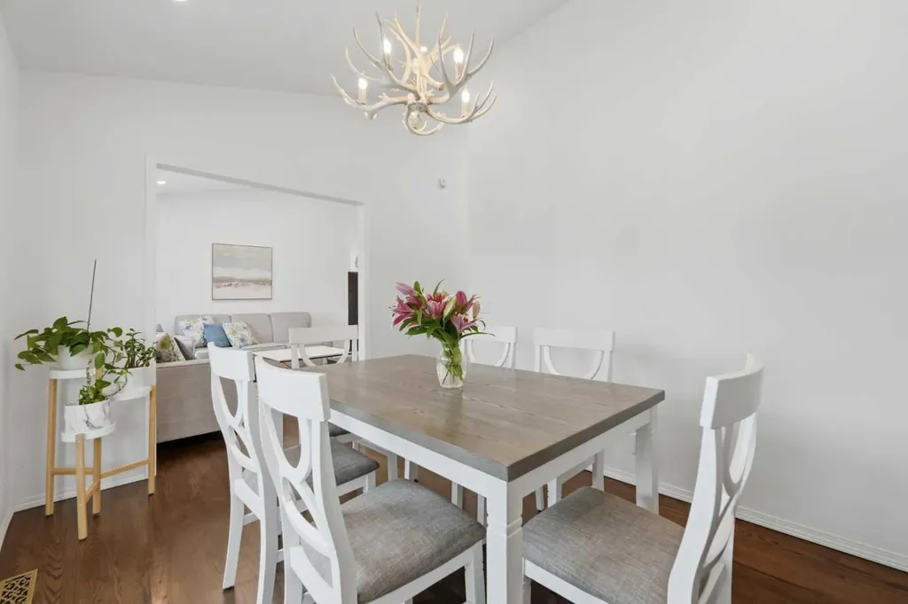 84 Coach Gate Way SW Calgary AB T3H 1Z7