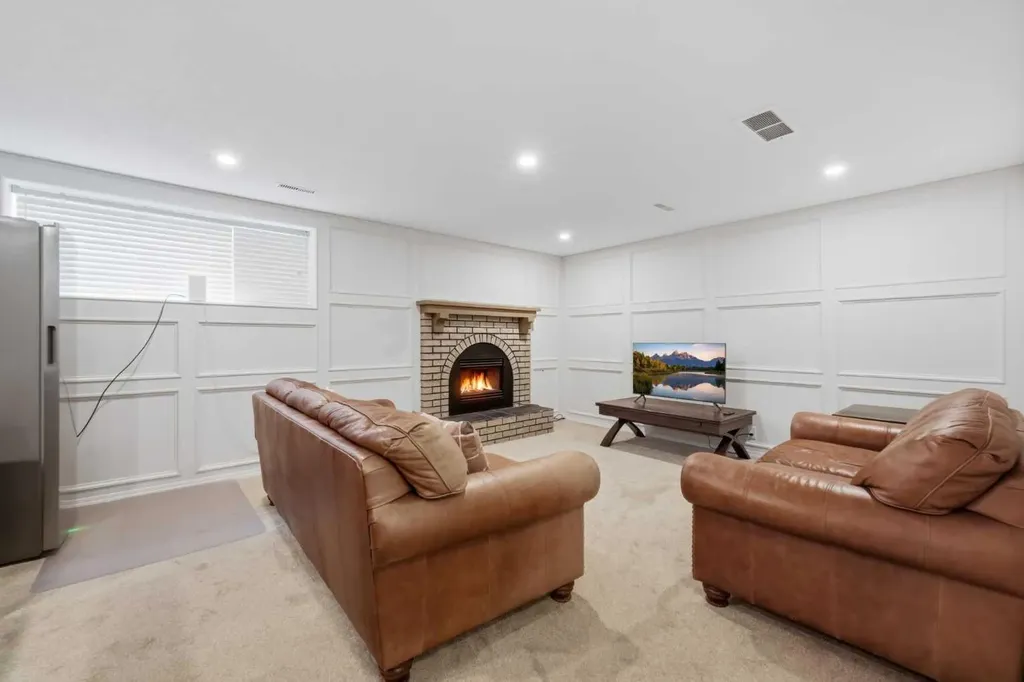 84 Coach Gate Way SW Calgary AB T3H 1Z7
