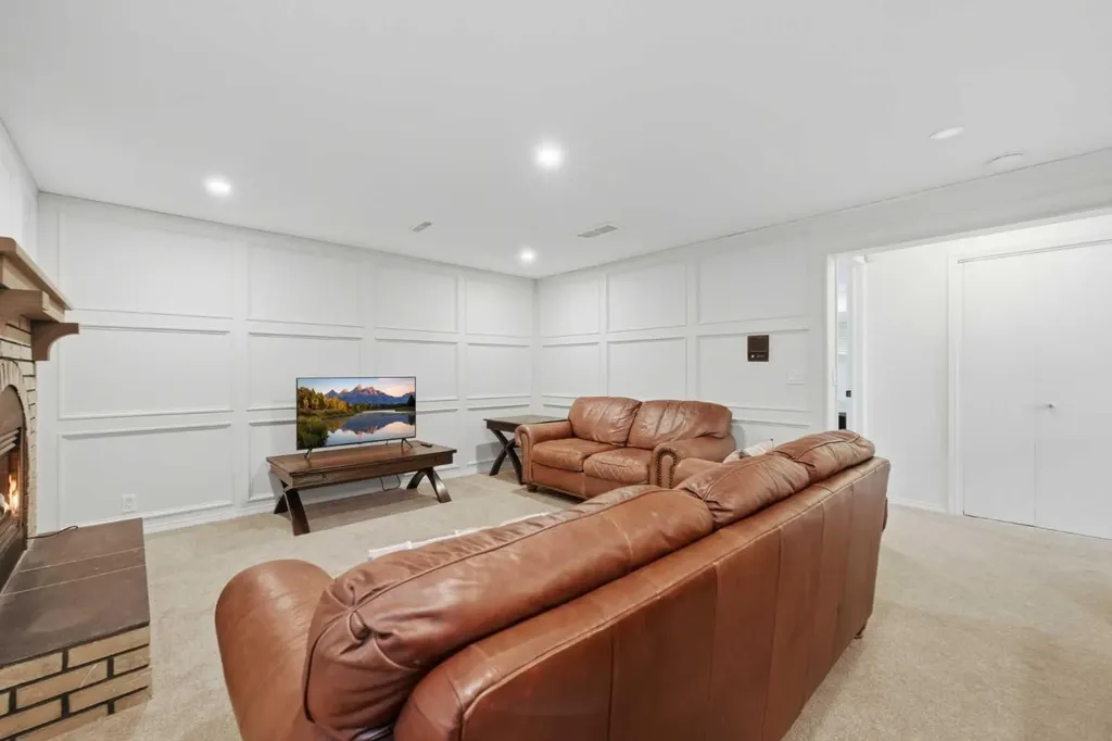84 Coach Gate Way SW Calgary AB T3H 1Z7