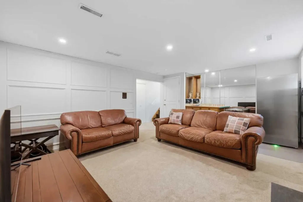 84 Coach Gate Way SW Calgary AB T3H 1Z7