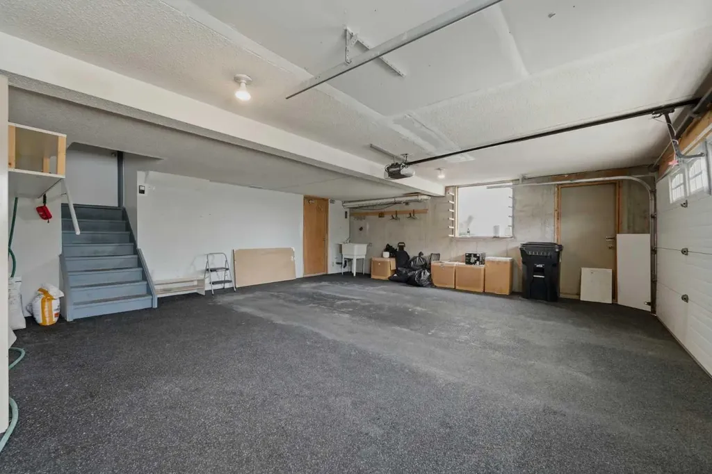 84 Coach Gate Way SW Calgary AB T3H 1Z7