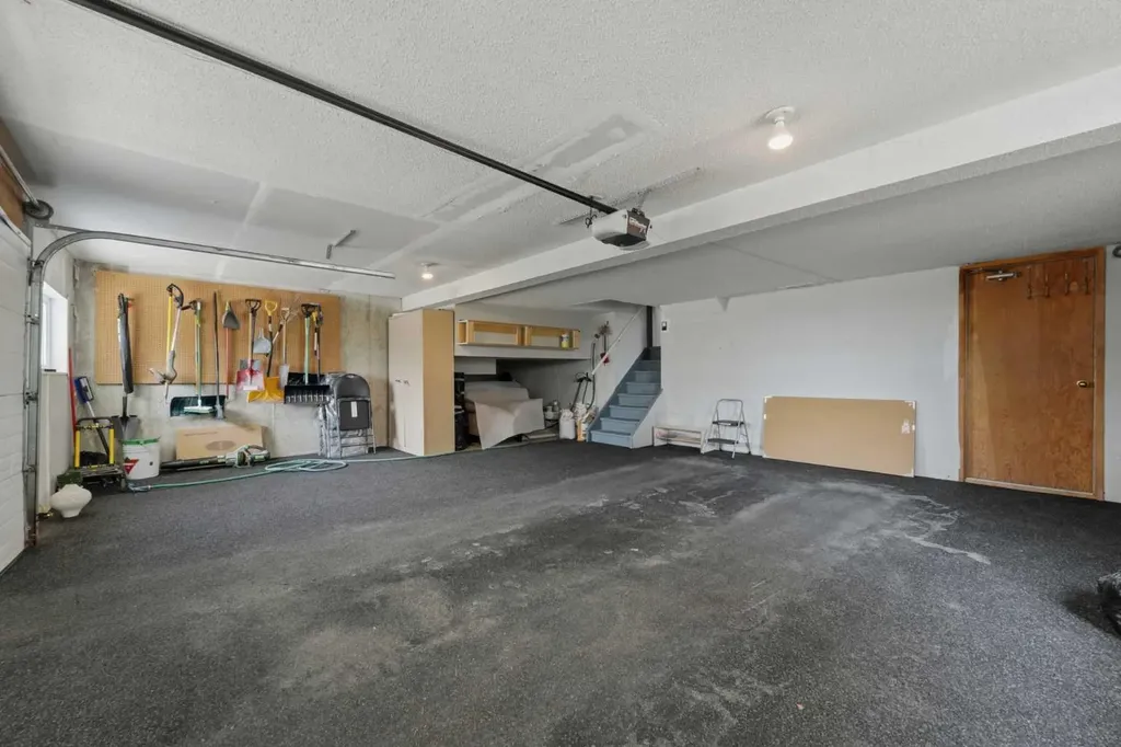 84 Coach Gate Way SW Calgary AB T3H 1Z7
