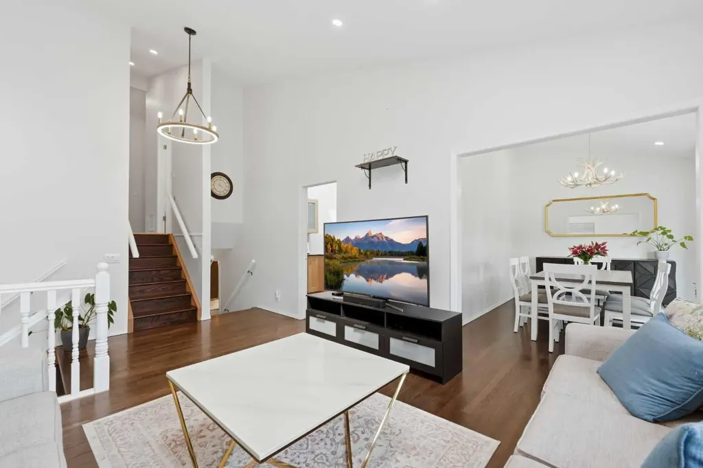 84 Coach Gate Way SW Calgary AB T3H 1Z7
