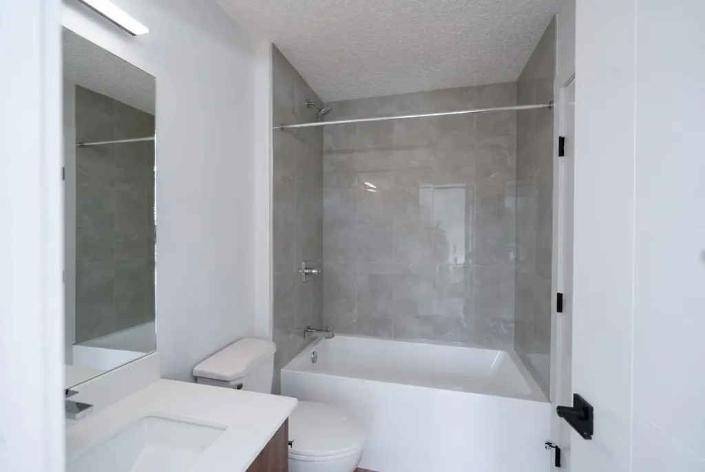 156 Park Street Cochrane AB T4C2B8