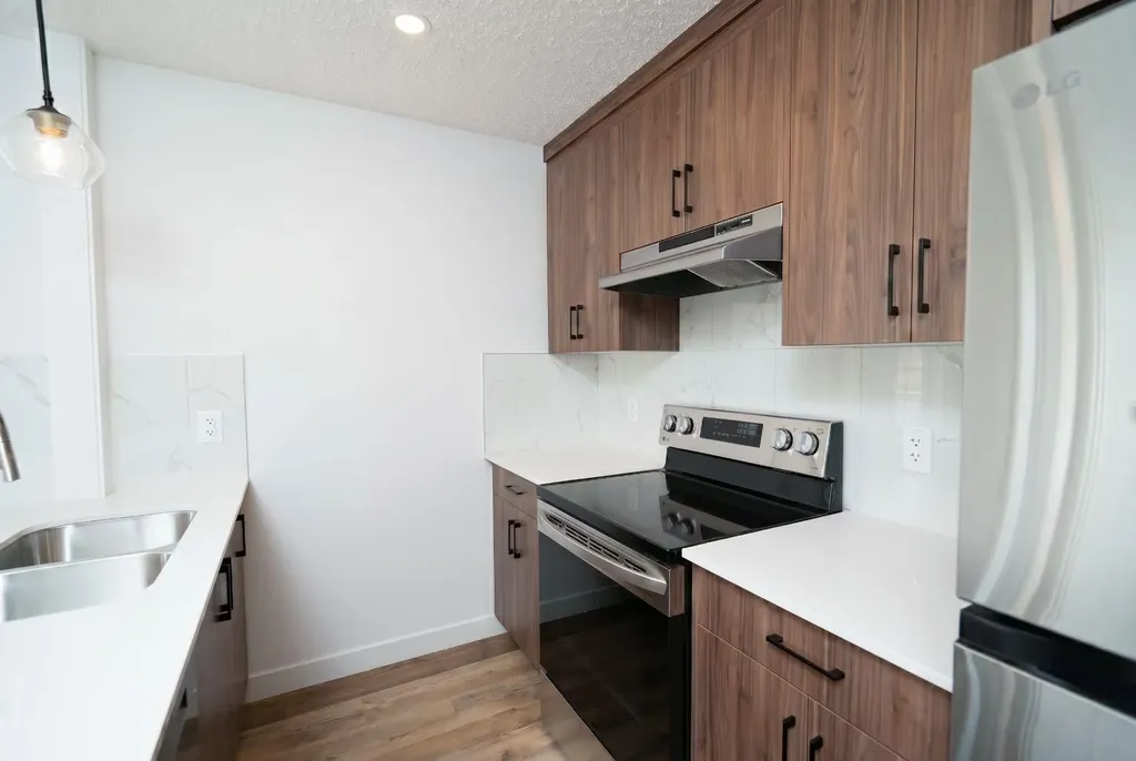 156 Park Street Cochrane AB T4C2B8