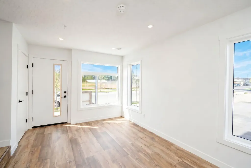 156 Park Street Cochrane AB T4C2B8