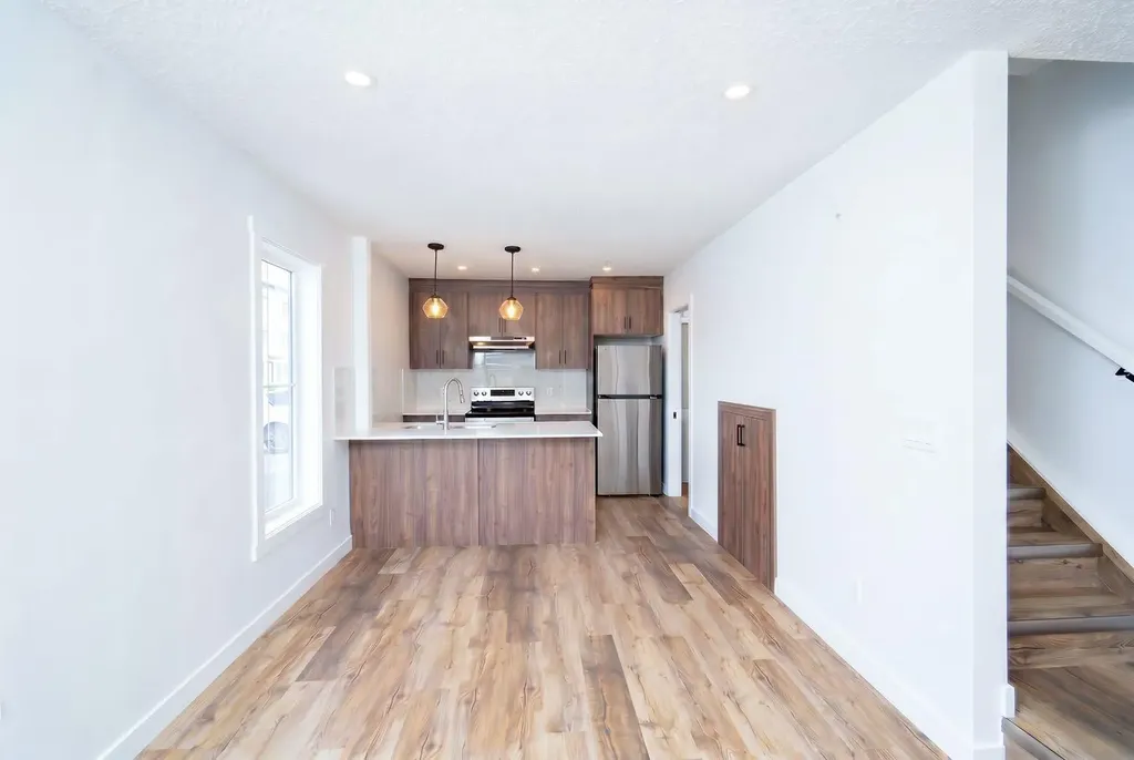 156 Park Street Cochrane AB T4C2B8