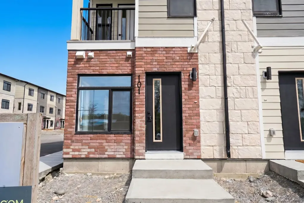 156 Park Street Cochrane AB T4C2B8
