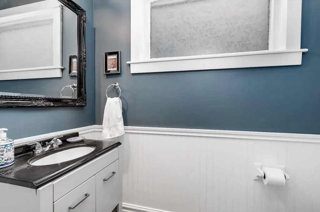 1517 12 Avenue SW Calgary AB T3C 0R1